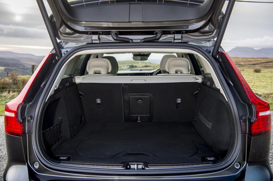Багажник Volvo V60 D4 Cross Country 2019 года  (UK) (фото 25 из 43)